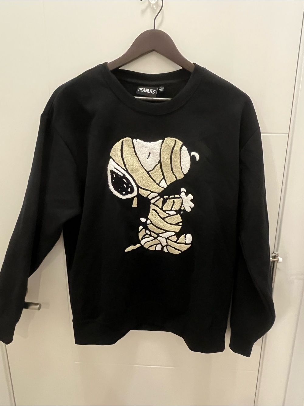 Peanuts Black Crewneck Sweater with Mummy Snoopy Graphic NWT Size Large